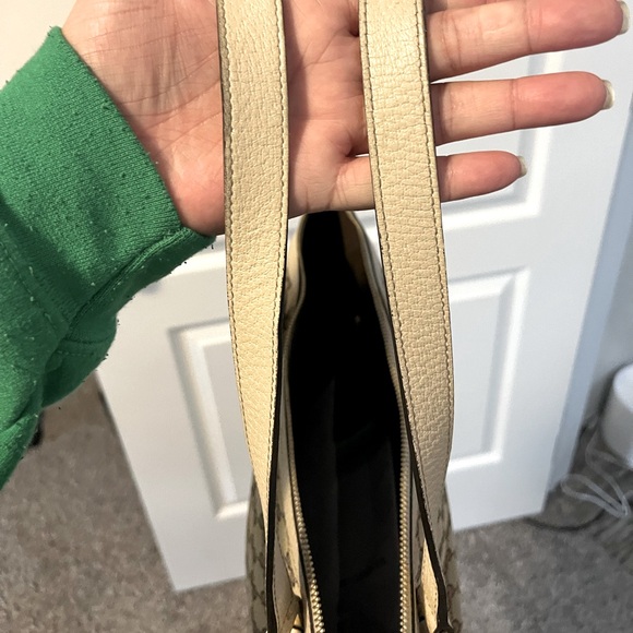 Gucci Abbey Monogram GG Canvas Shoulder Bag! - Picture 11 of 13